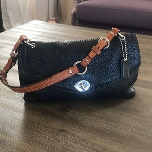 Coach 8a40 black Leather Shoulder Bag.